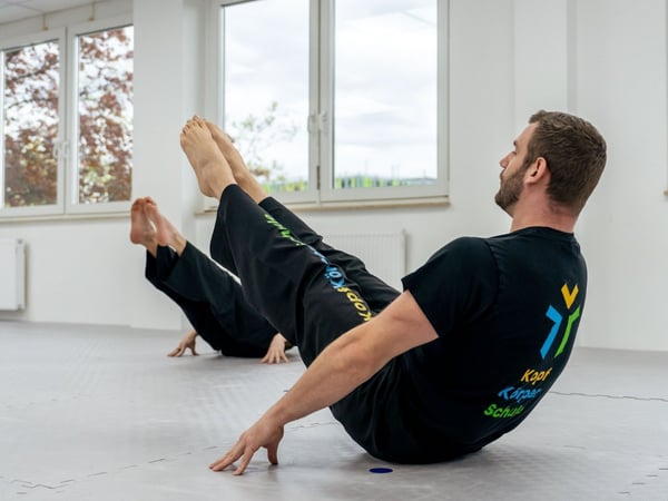 Erwachsene beim Kampfsporttraining in der KopfKörperSchule