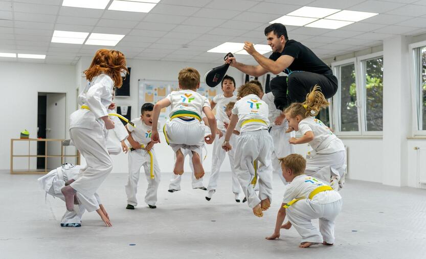 Kinder springen beim Training der KopfKörperSchule