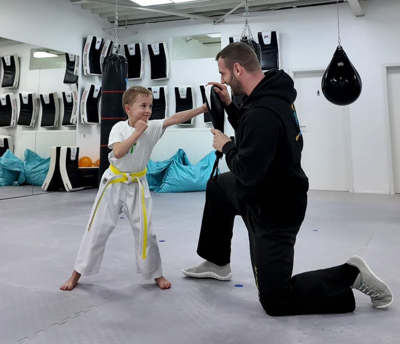 Vater und Sohn Trainieren zusammen