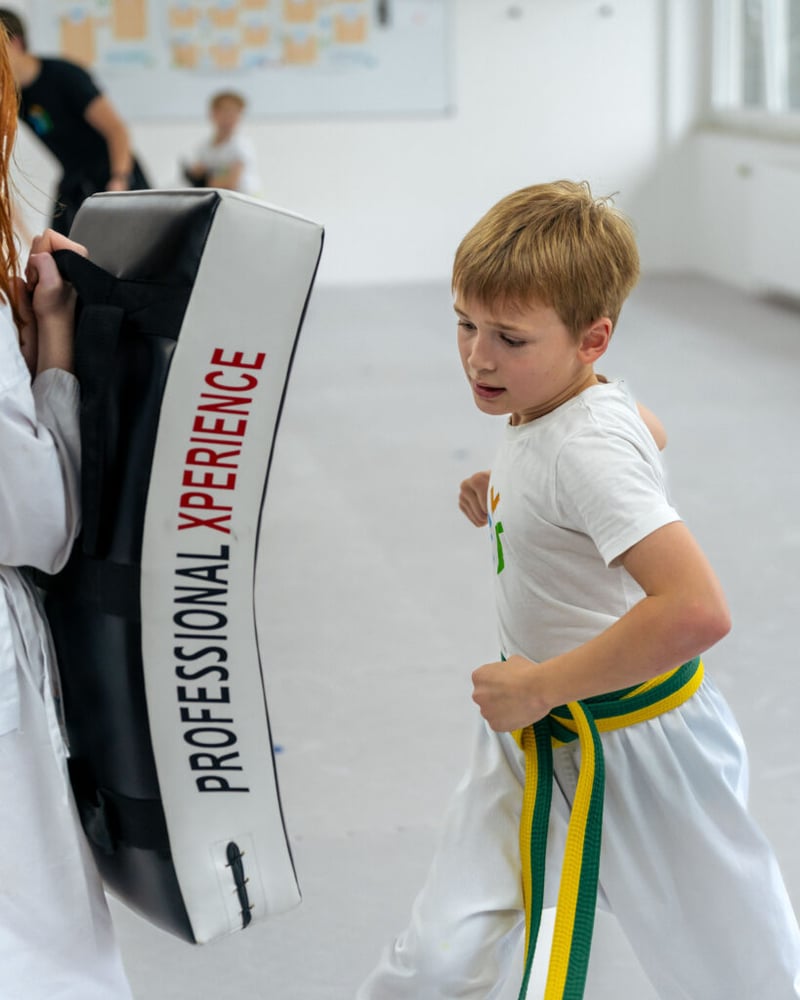 Kind macht seine Übung mit viel Disziplin