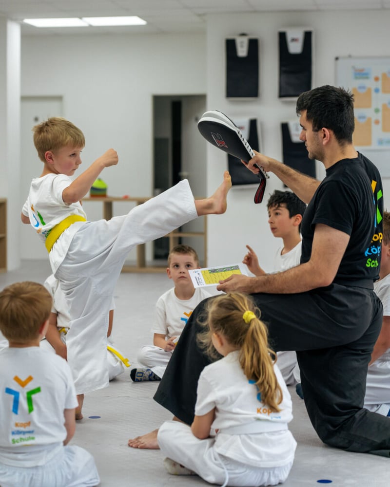 Kampfsportschule für Kinder ab 2 Jahren, Jugendliche und Erwachsene in Bonn Endenich und Sankt Augustin Freunde stehen sowohl Siege als auch Niederlagen durch