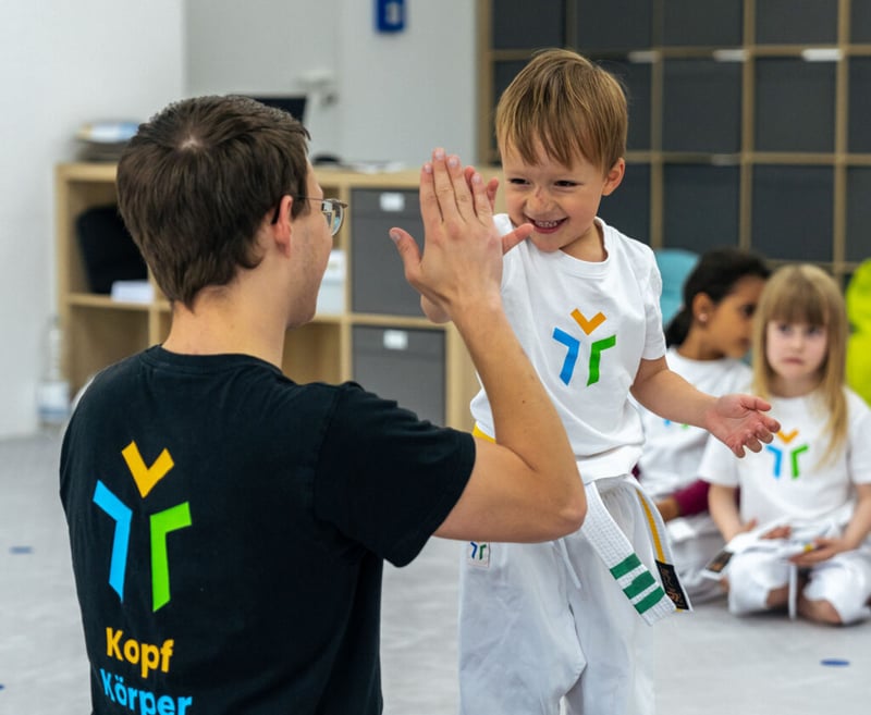 Trainer und Schüler Zeigen sich Respekt durch einen Handschlag