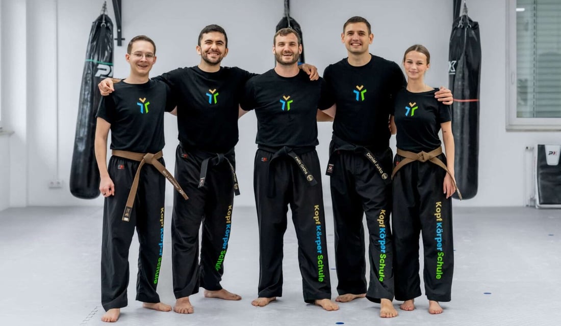 Erwachsene beim Kampfsport- und Fitnesstraining