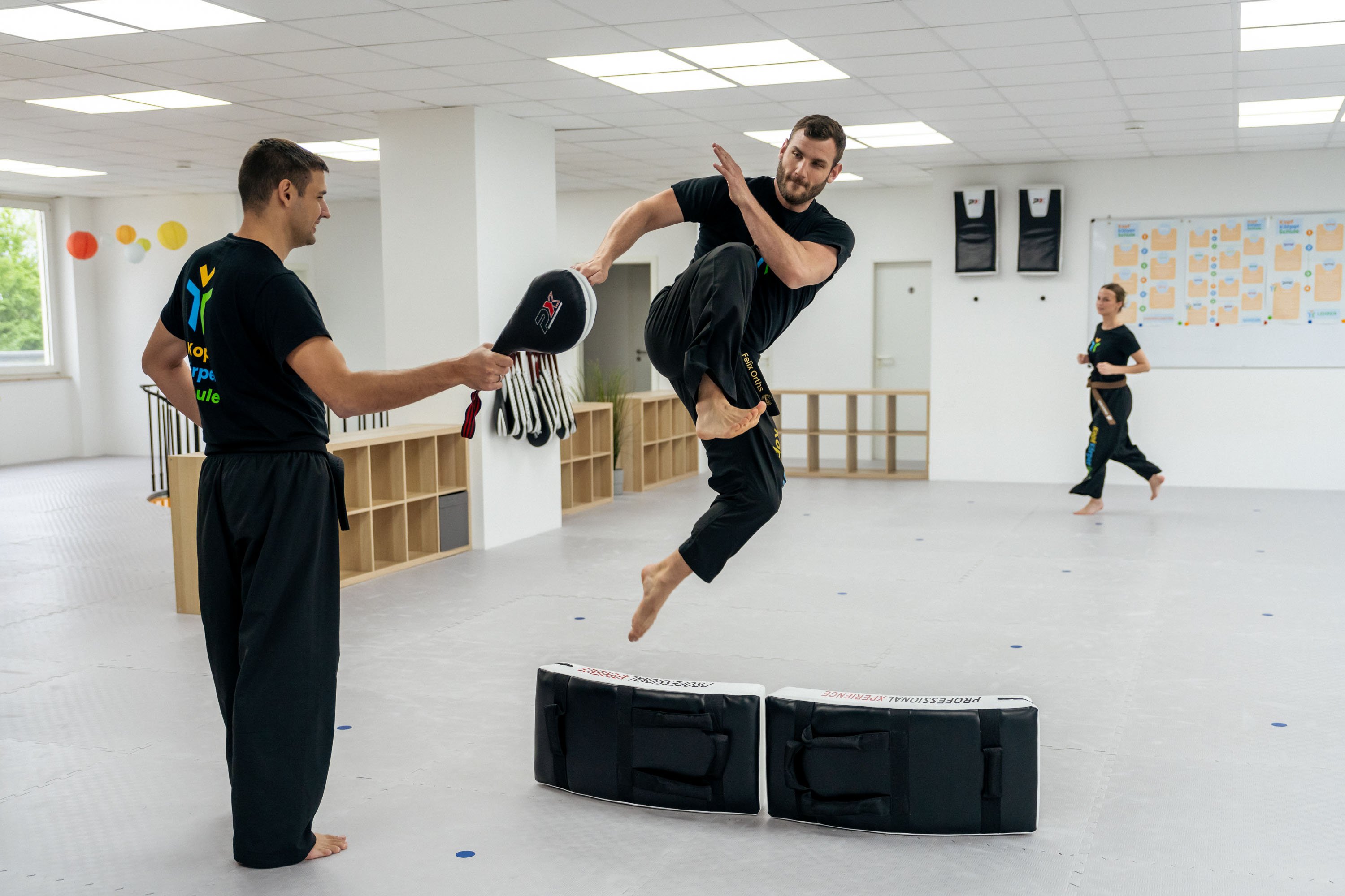 Gesprungener Kick von Felix