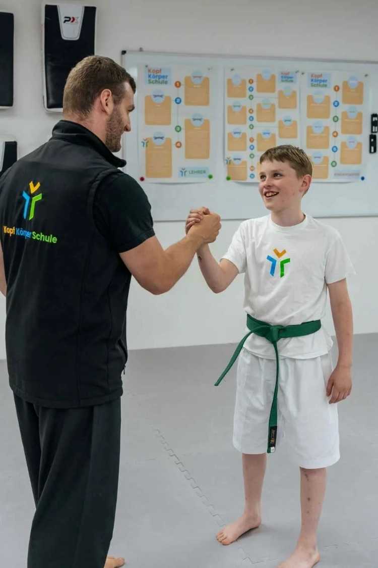 Kind beim Kampfsporttraining in der KopfKörperSchule